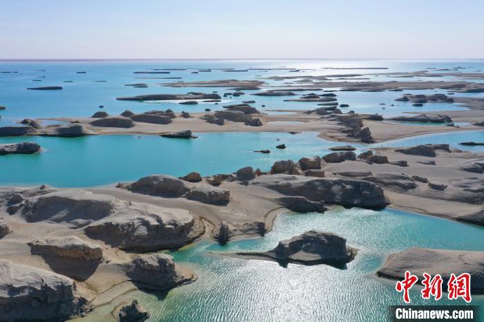 航拍青海大柴旦烏素特水上雅丹奇特景觀?！●R銘言 攝