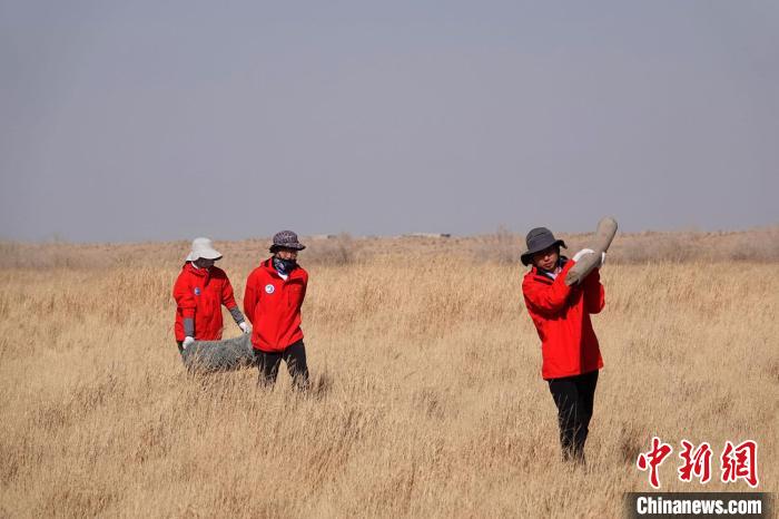 格爾木濕地站建設(shè)過(guò)程中，第二次青藏科考中科院空天院分隊(duì)隊(duì)員化身搬運(yùn)工，在高原上開(kāi)展體力勞動(dòng)。　<a target='_blank' href='/'><p  align=