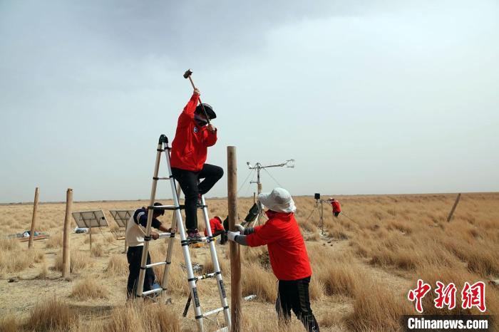 格爾木濕地站建設(shè)過(guò)程中，第二次青藏科考中科院空天院分隊(duì)隊(duì)員揮錘安裝防護(hù)欄?！?lt;a target='_blank' href='/'><p  align=