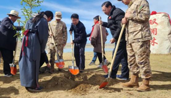 保護黃河干支流域生態(tài)，軍地共建“雙擁林”防護帶。四川省退役軍人事務廳供圖