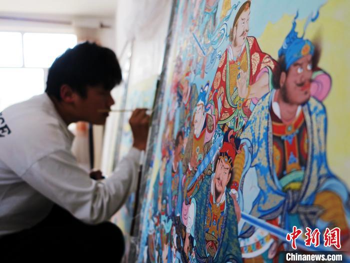 圖為熱貢龍樹畫苑內(nèi)的學(xué)徒繪畫唐卡?！?zhí)砀?攝
