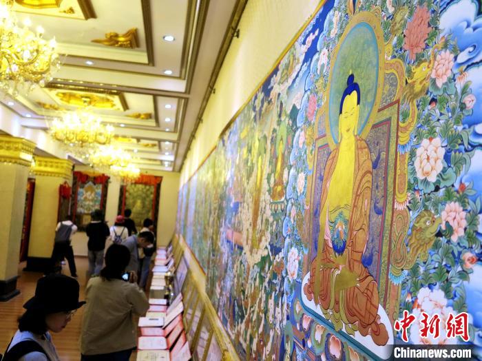 圖為熱貢龍樹(shù)畫(huà)苑內(nèi)的唐卡?！?zhí)砀?攝