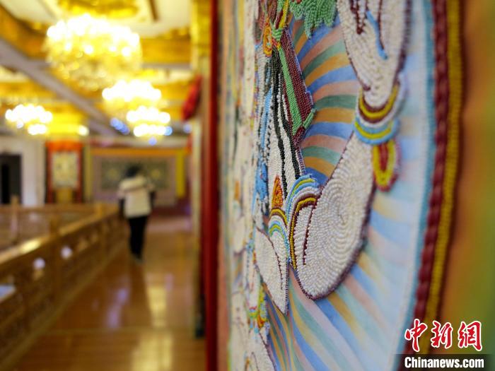 圖為黃南州同仁市熱貢龍樹(shù)畫(huà)苑內(nèi)的珍珠唐卡?！?zhí)砀?攝