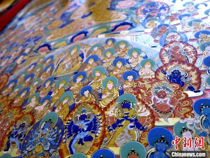 圖為熱貢龍樹(shù)畫(huà)苑內(nèi)展覽的唐卡局部?！?zhí)砀?攝