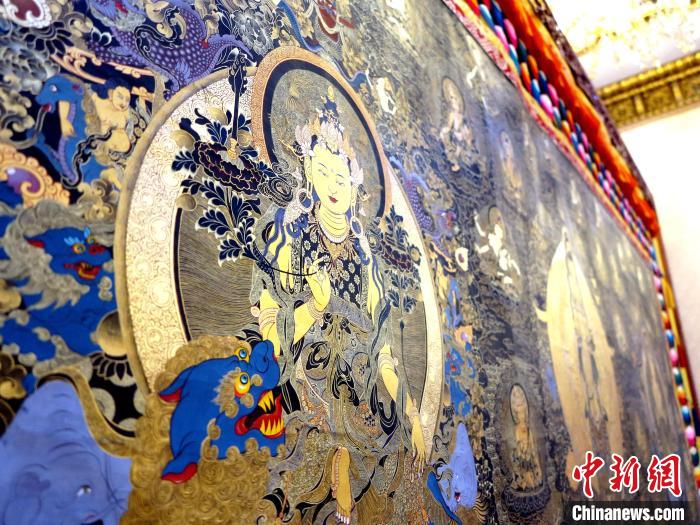 圖為熱貢龍樹(shù)畫(huà)苑內(nèi)的唐卡?！?zhí)砀?攝