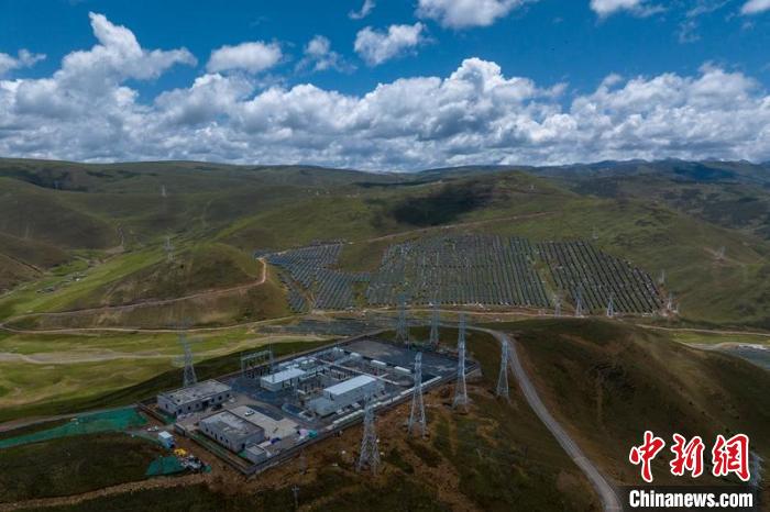 航拍建成投運的柯拉一期光伏電站升壓站?！⒅铱?攝
