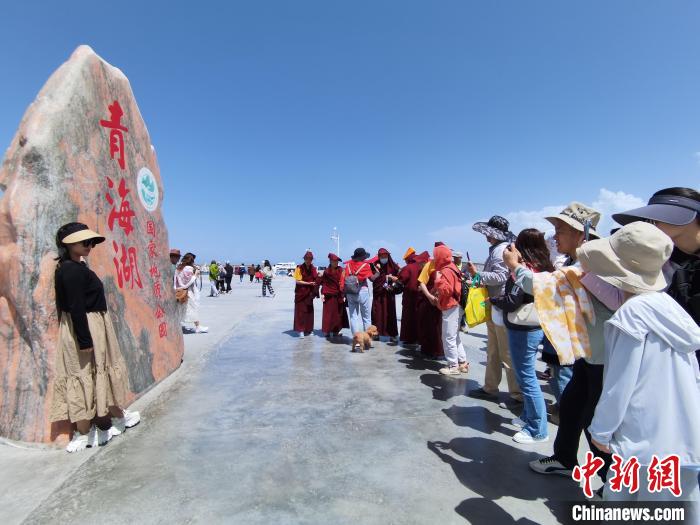 圖為航拍青海湖美景引游客拍照打卡?！∑钤鲚?攝