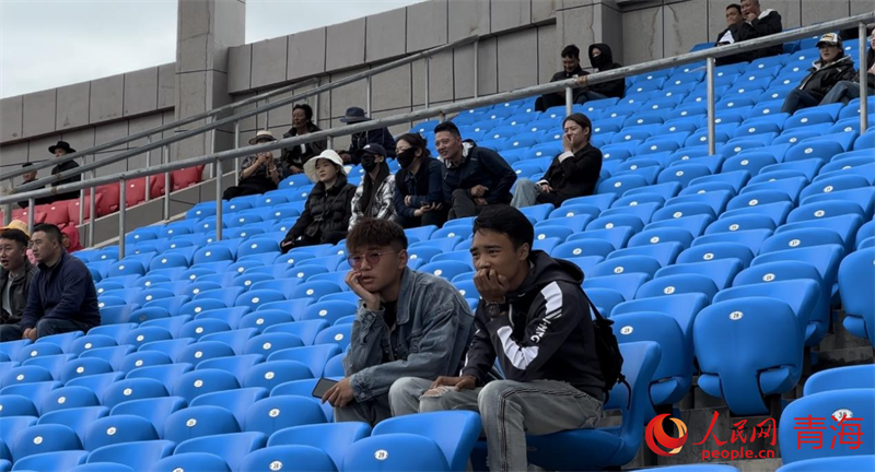 現場觀看“州超”的觀眾。人民網 劉沛然攝
