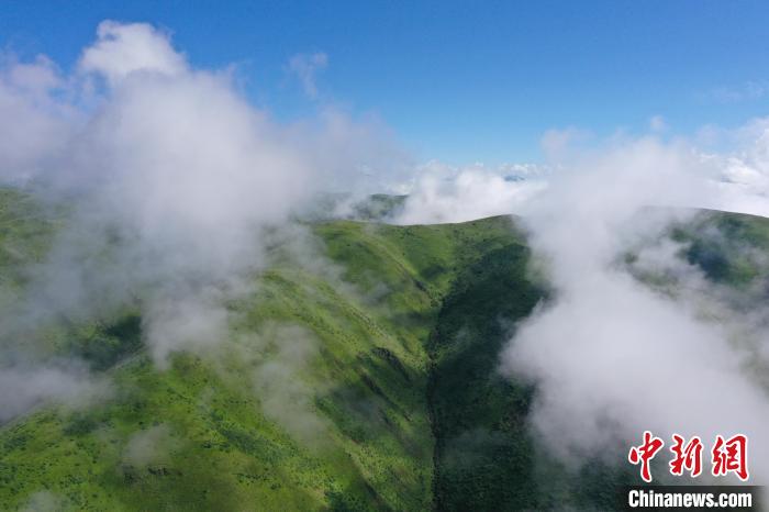 航拍賽來塘鎮(zhèn)山間云霧繚繞?！●R銘言 攝