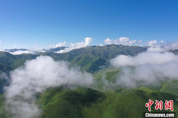 航拍賽來塘鎮(zhèn)山間云霧繚繞?！●R銘言 攝