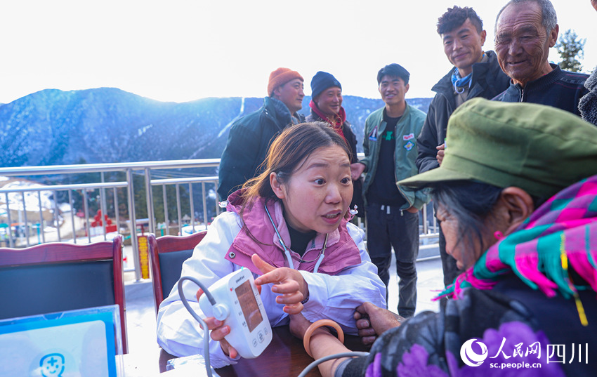 幫扶醫(yī)療小分隊成員為村民義診。劉學(xué)懿攝