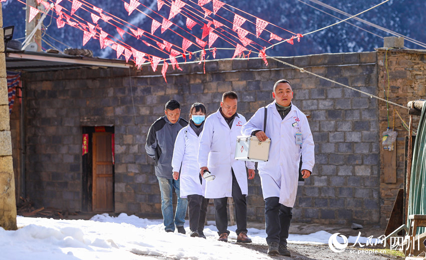 對口幫扶醫(yī)療小分隊行走在雪地里。劉學(xué)懿攝