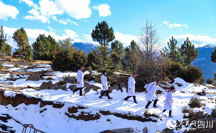 對口幫扶醫(yī)療小分隊行走在雪地里。劉學(xué)懿攝