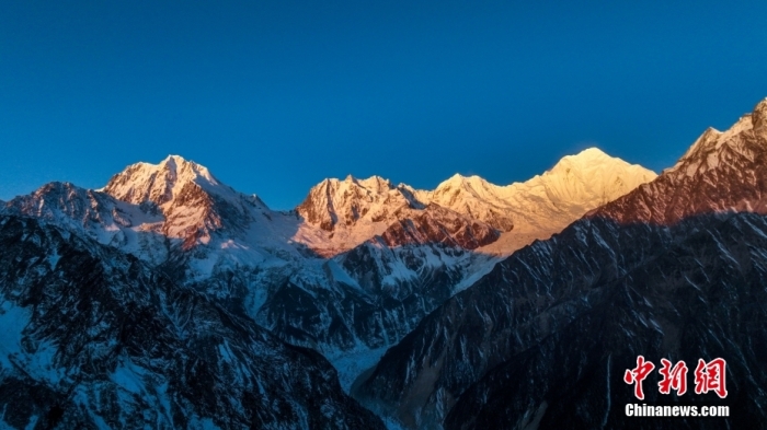 圖為2月1日，清晨陽光照在貢嘎雪山上，出現(xiàn)“日照金山”景觀。(無人機照片)<a target='_blank' href='/'><p  align=