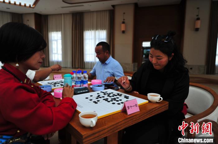 圖為參賽女選手在比賽中。　張偉 攝