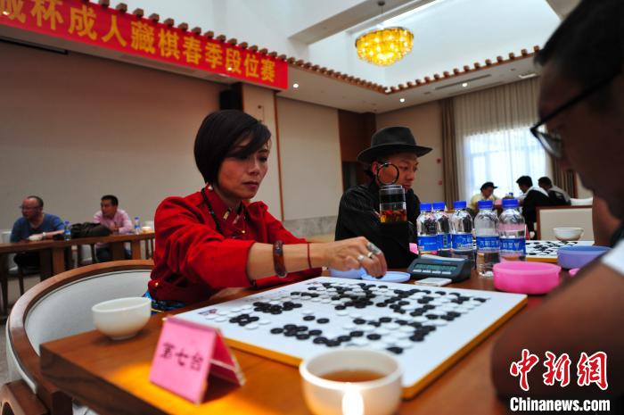 圖為參賽女選手在比賽中。　張偉 攝