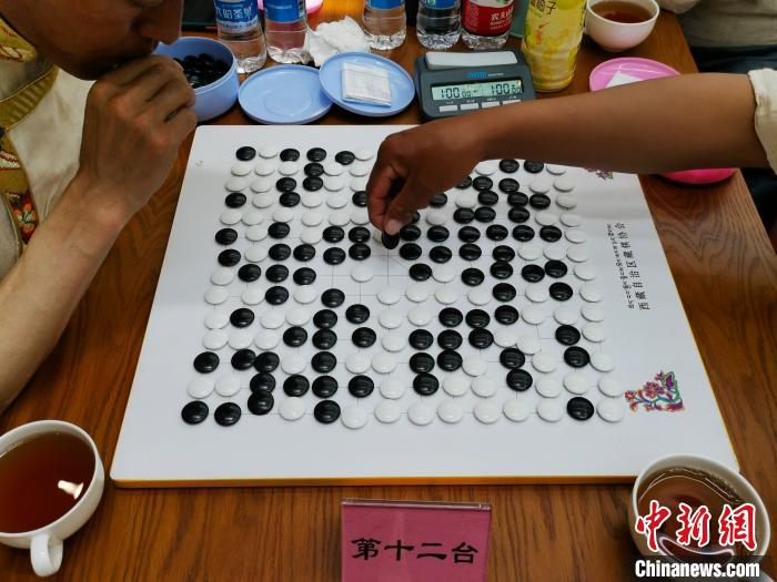 圖為藏棋(久棋)比賽瞬間。　張偉 攝