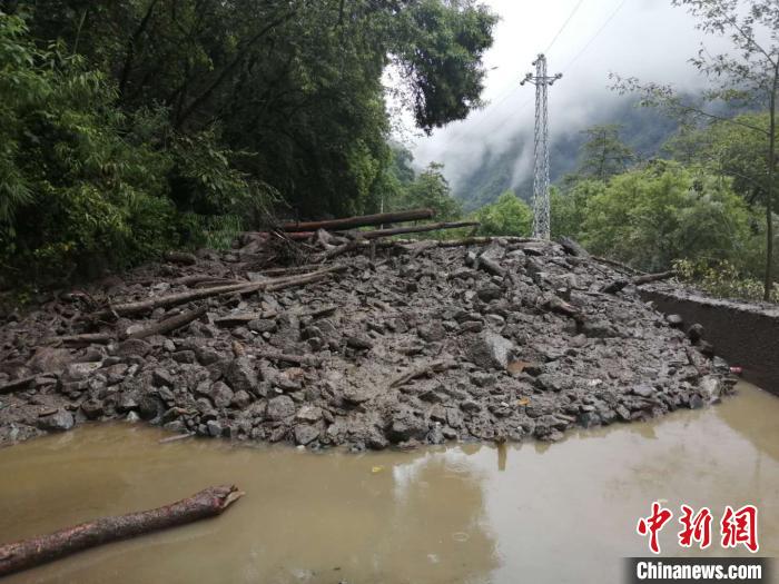 圖為7月21日，G318線川藏公路林芝巴宜區(qū)至波密縣路段因自然災(zāi)害中斷。林芝市巴宜區(qū)公安局 供圖