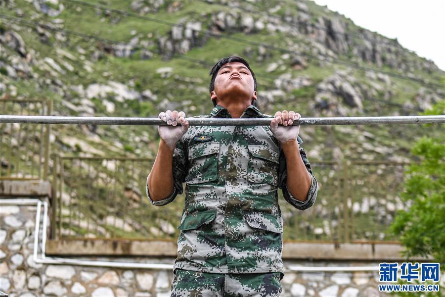 （專發(fā)新華網(wǎng)西藏頻道）拉薩警備區(qū)組織民兵軍事科目“創(chuàng)破紀(jì)錄”活動(dòng)