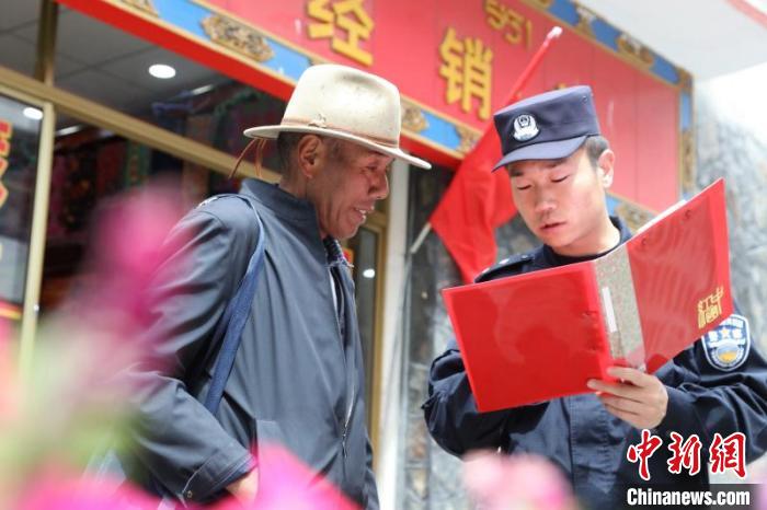 圖為民警在邊境村莊宣傳邊境政策法規(guī)?！問|出入境邊防檢查站供圖 攝