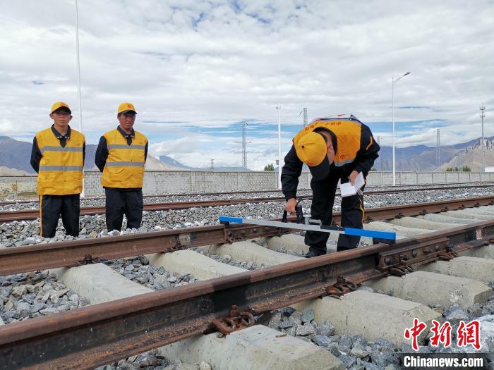 圖為參賽選手在比賽項(xiàng)目中用軌距尺測(cè)量鋼軌距離?！≮w延 攝