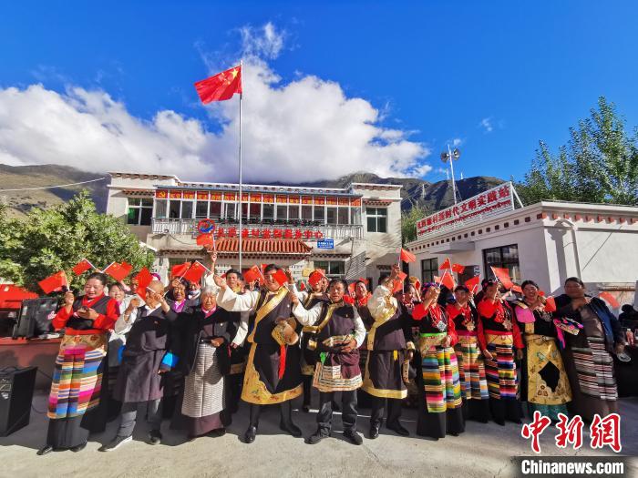 圖為林芝朗縣洞嘎鎮(zhèn)扎西塘村村民表達對祖國的祝福?！×种ナ形麄鞑?供圖