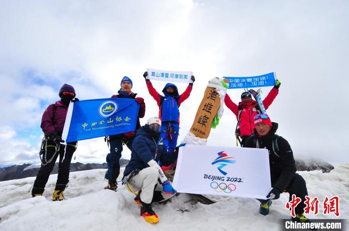 圖為5日，登山者在洛堆峰頂合影?！垈?攝