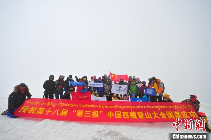 圖為5日，登山者在洛堆峰頂合影。　張偉 攝