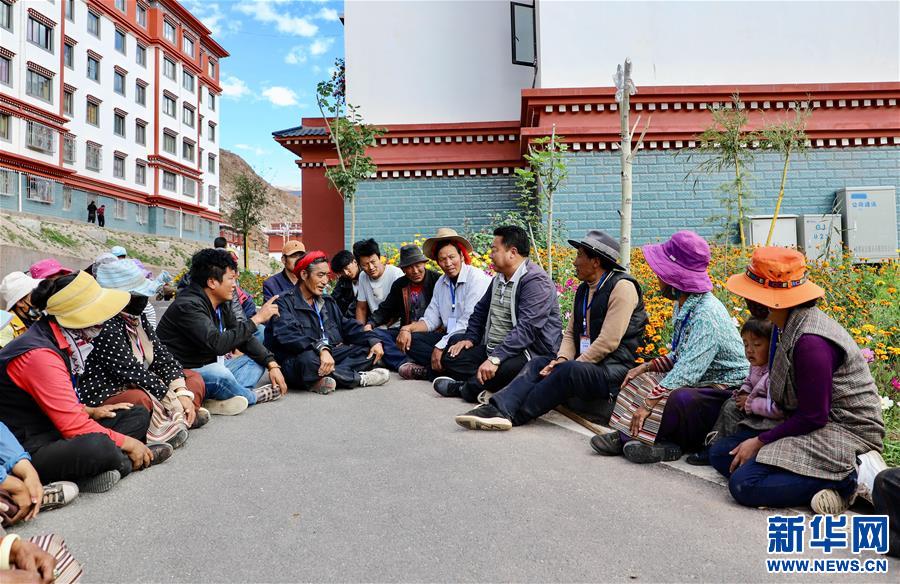 （西藏昌都解放70周年·圖文互動）（1）“群眾搬出來住安穩(wěn)了，我就踏實了?！薄痪€扶貧干部赤列旺堆的心里話