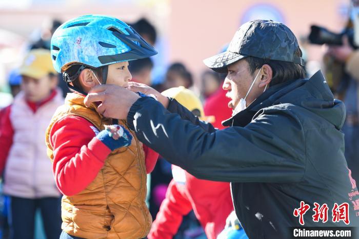 圖為拉薩市實驗幼兒園孩子在教練的幫助下穿戴頭盔。　何蓬磊 攝