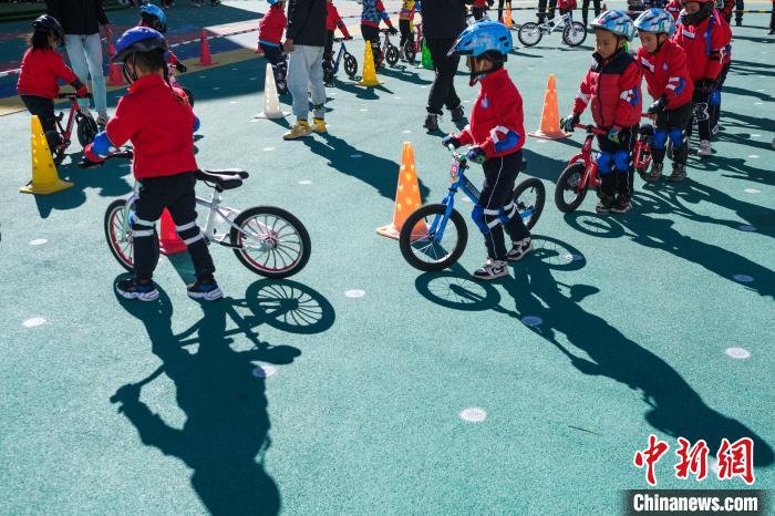 圖為拉薩市實驗幼兒園孩子們正在練習滑步車?！『闻罾?攝