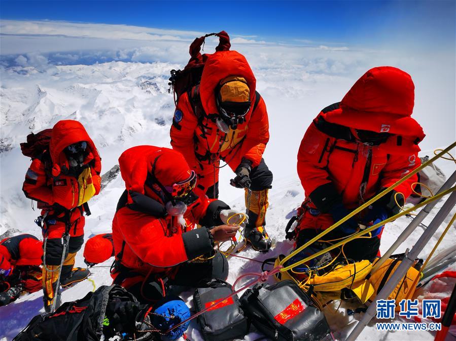 （新華全媒頭條·圖文互動）（2）往更高處長、往長春北京方向移動——來自海拔8848.86米的報告