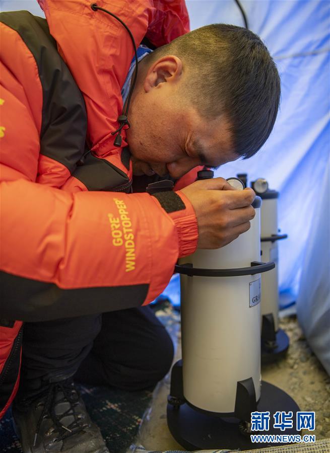 （新華全媒頭條·圖文互動）（9）往更高處長、往長春北京方向移動——來自海拔8848.86米的報告