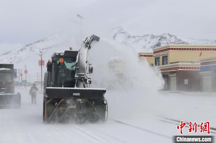 圖為該支隊官兵正在清理路面積雪?！《崦刺?攝