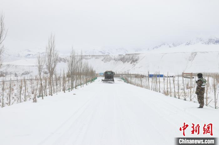 圖為救援官兵正在緊急清理路面積雪?！《崦刺?攝