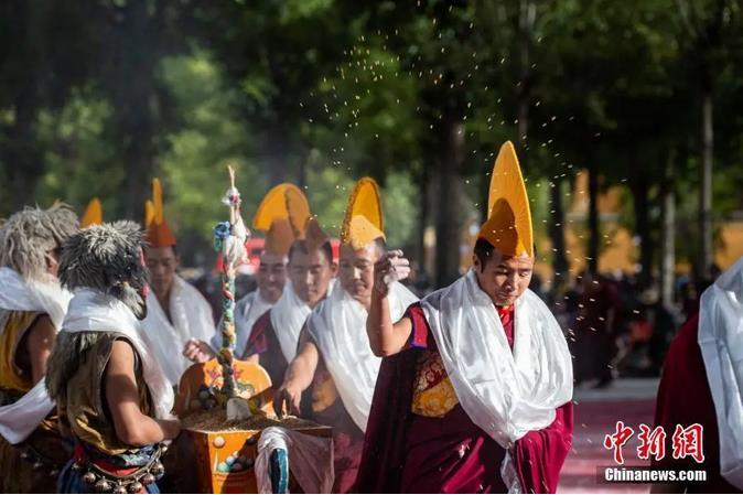 資料圖：扎什倫布寺跳神活動結(jié)束后，僧眾依次拋撒“切瑪”盒中的青稞祈福。<a target='_blank' ><p  align=