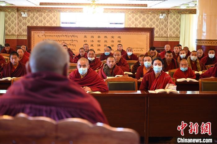 3月23日，記者走進(jìn)位于拉薩的西藏佛學(xué)院，探訪宗教學(xué)府的新學(xué)期。圖為佛學(xué)院學(xué)員正在上課。<a target='_blank' ></p><p  align=