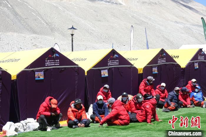 5月9日，登山隊員在珠峰北坡登山大本營歇息?！∪轿木?攝