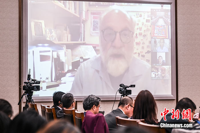 5月16日，由中國社會科學(xué)院西藏智庫、中國社會科學(xué)院民族學(xué)與人類學(xué)研究所主辦的第五屆西藏智庫國際論壇在北京舉行。美國紐約州立大學(xué)教授譚·戈倫夫在主旨演講中表示，自20世紀(jì)80年代以來，西方學(xué)者對西藏研究的范圍逐漸擴(kuò)大，但西藏的語言和宗教仍然是最吸引西方學(xué)者的研究領(lǐng)域。 <a target='_blank' ><p  align=