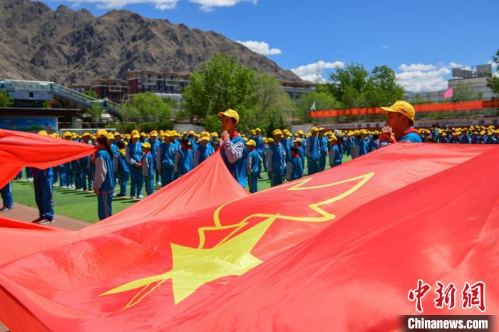 圖為拉薩市堆龍德慶區(qū)堆龍姜昆黃小勇希望小學(xué)學(xué)生在操場入隊儀式。　貢嘎來松 攝