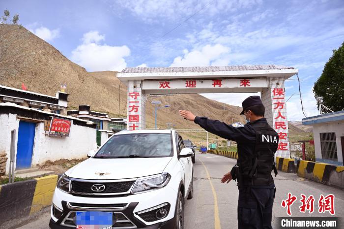 圖為移民管理警察示意司機(jī)停車(chē)接受檢查?！≮w朗 攝