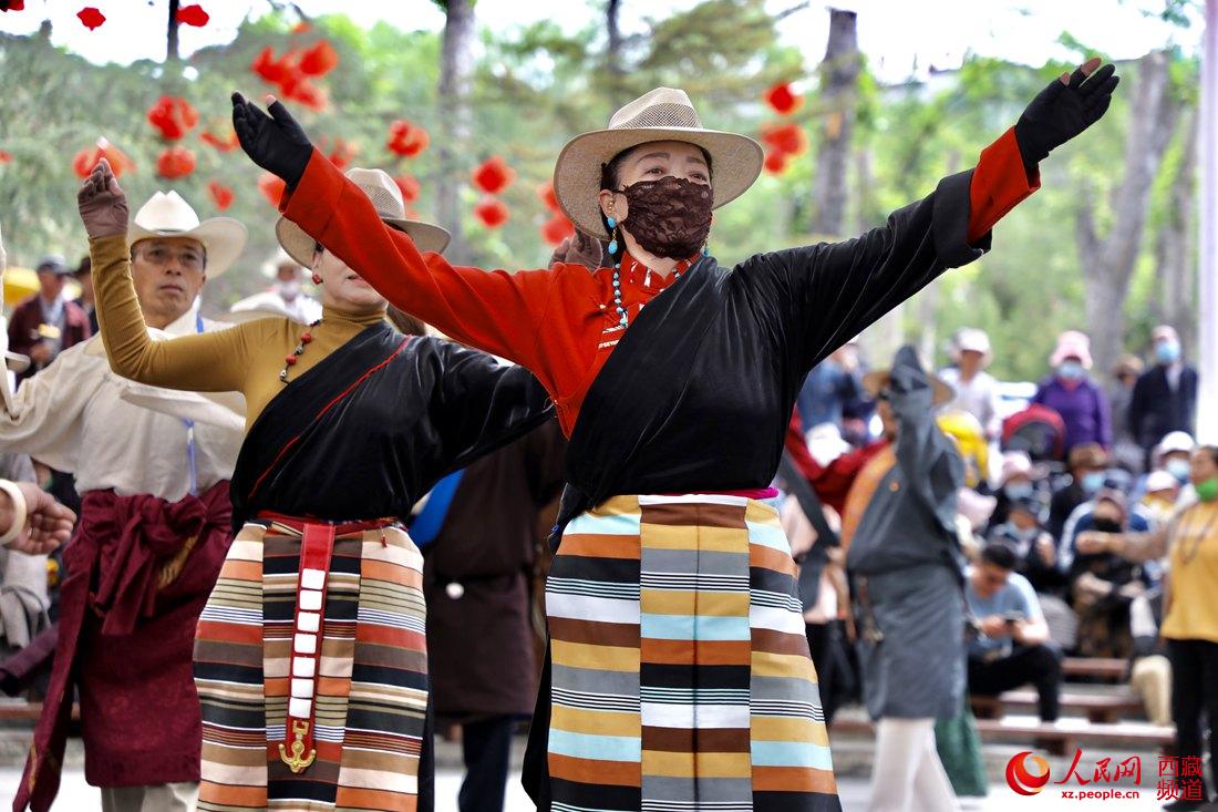 拉薩市民在宗角祿康公園跳鍋莊舞。人民網(wǎng) 次仁羅布攝