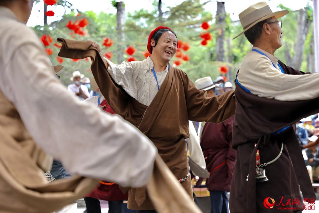 拉薩市民在宗角祿康公園跳鍋莊舞。人民網(wǎng) 次仁羅布攝