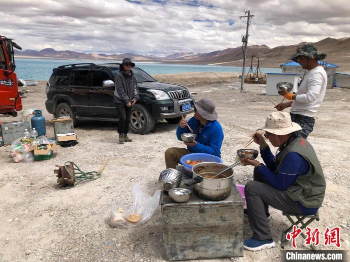 在“世界屋脊”上作業(yè)，中國科考隊(duì)員衣、食、住、行有何特色？