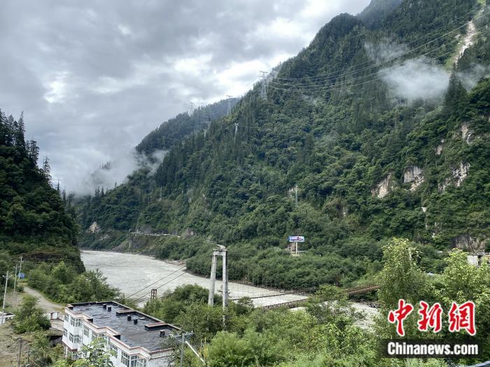 險山急流中的兩座橋。彭寧鈴 攝