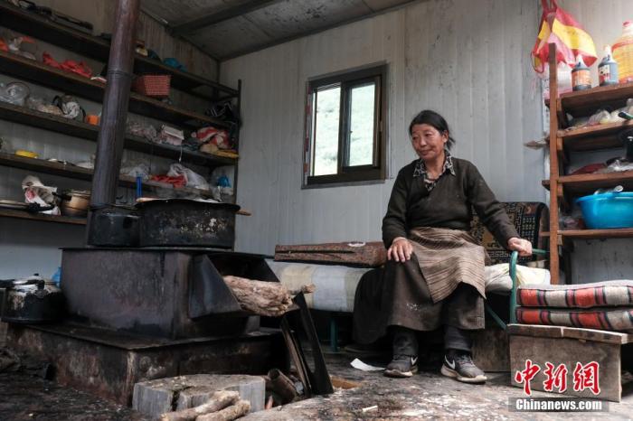 圖為8月6日，“玉麥姐妹”央宗在自家牧場放牧點的小屋里，她傳承了父親的生活習(xí)慣，喜歡待在牧場。 <a target='_blank' ></p><p  align=