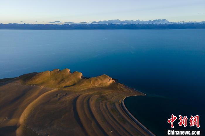 圖為著名的西藏“天湖”納木錯風(fēng)光，遠處為念青唐古拉雪山?！〗w波 攝