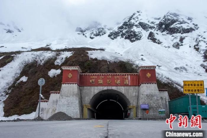 墨脫公路控制性工程——嘎隆拉隧道。上方為嘎隆拉雪山，曾是進(jìn)入墨脫最大的“攔路虎”。