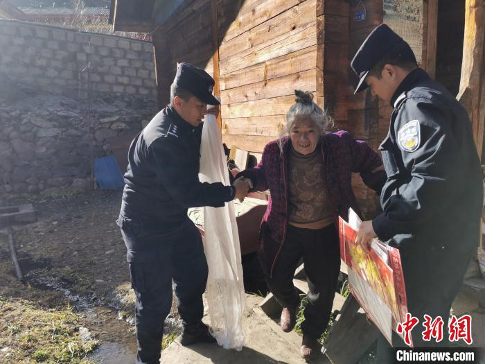 西藏林芝：警營(yíng)過(guò)新年邊關(guān)年味濃