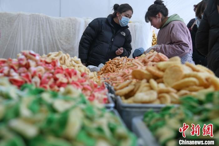 圖為拉薩市民選購(gòu)年貨“卡塞”?！∝暩聛?lái)松 攝